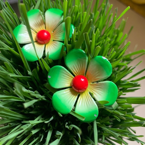 💚 Vintage 70's Lime Green Flower Clips & Beaded Yellow, Green & Orange Bracelet - Picture 2 of 10